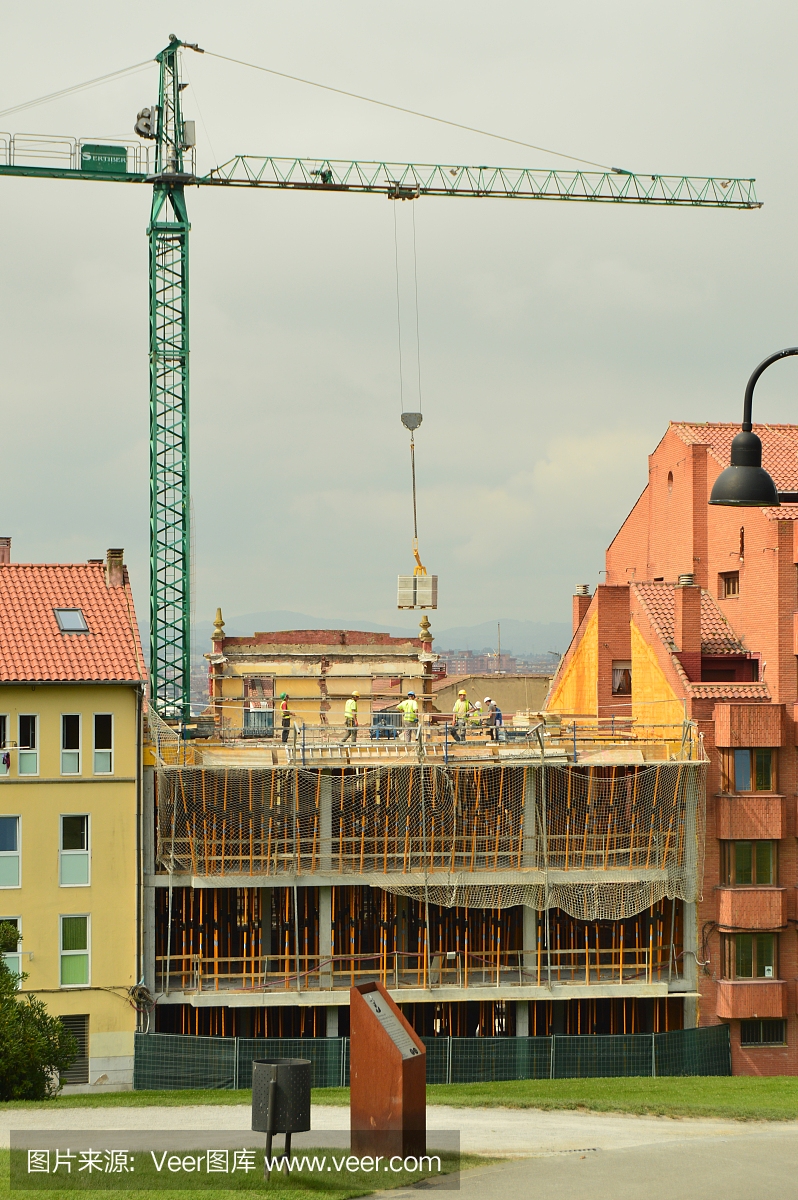 在建筑工地上工作的磚瓦匠、木匠和起重機操作員。采購產(chǎn)品建筑,工程和服務,工藝,肖像。