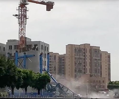 佛山南海一在建工地起重機突然傾倒,有人被砸中